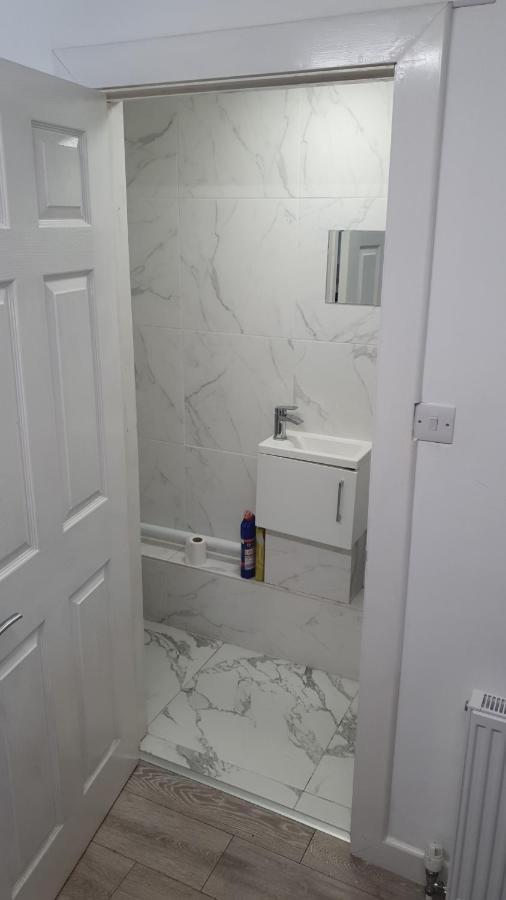 House 1905 - Self Catering Serviced Apartment Tidworth Екстер'єр фото