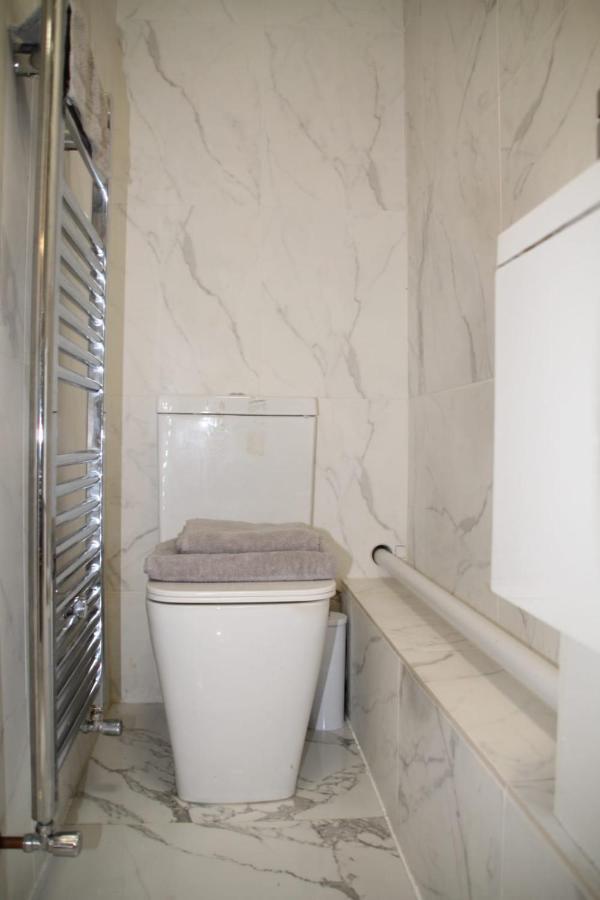 House 1905 - Self Catering Serviced Apartment Tidworth Екстер'єр фото