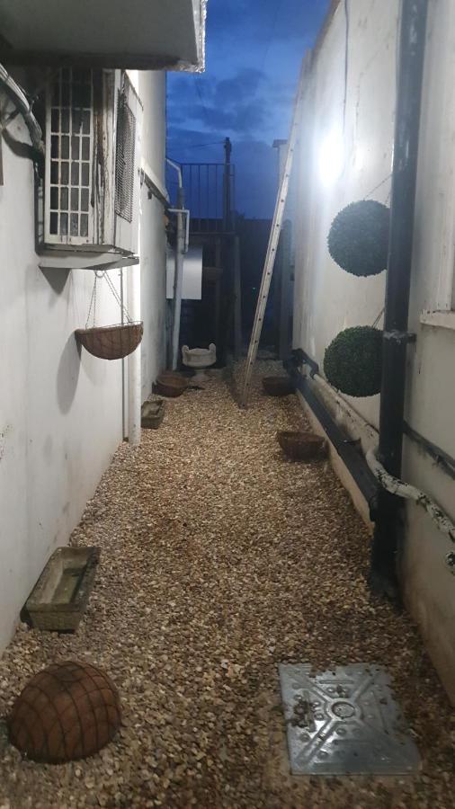 House 1905 - Self Catering Serviced Apartment Tidworth Екстер'єр фото