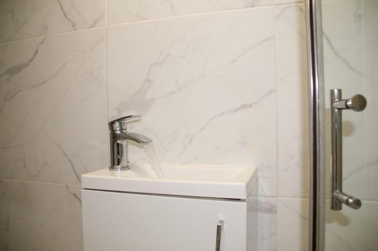 House 1905 - Self Catering Serviced Apartment Tidworth Екстер'єр фото