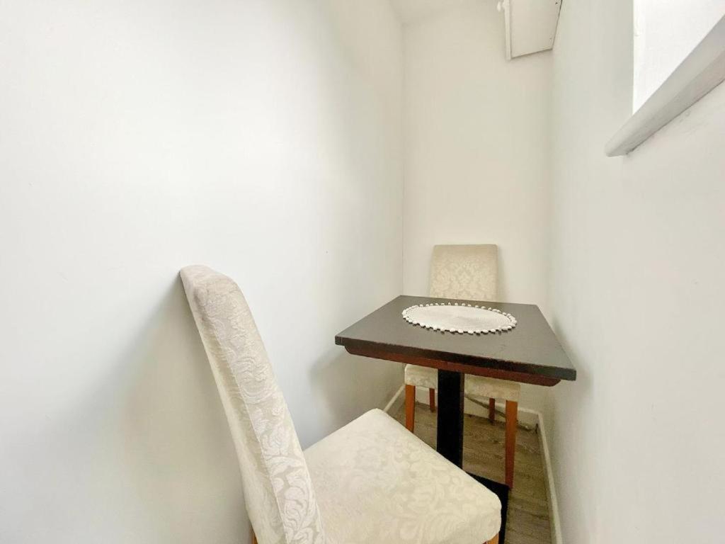 House 1905 - Self Catering Serviced Apartment Tidworth Екстер'єр фото