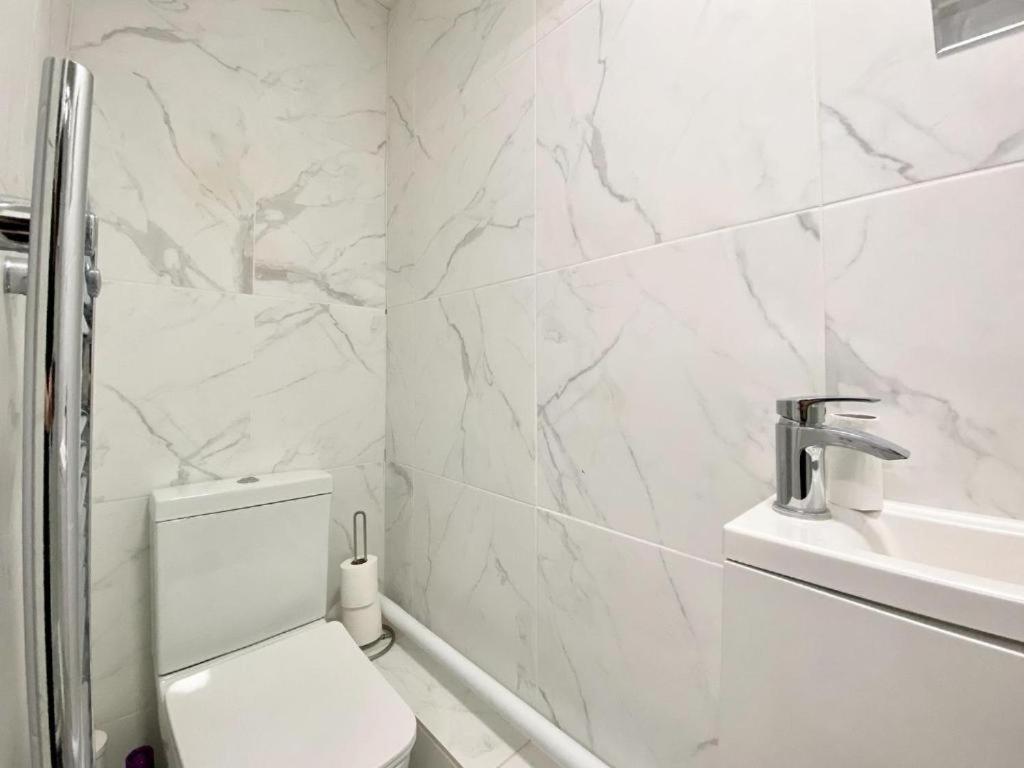 House 1905 - Self Catering Serviced Apartment Tidworth Екстер'єр фото