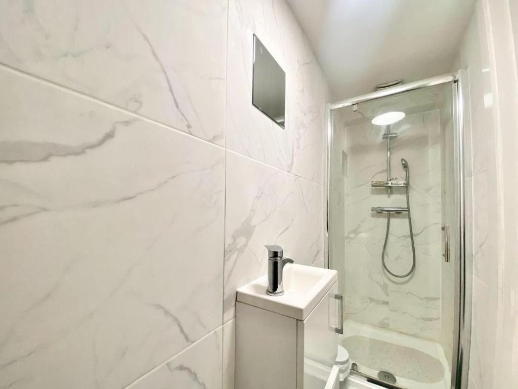 House 1905 - Self Catering Serviced Apartment Tidworth Екстер'єр фото